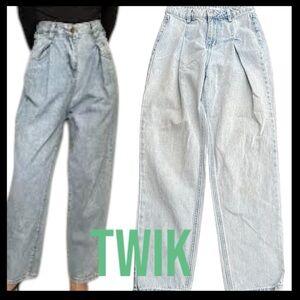 TWIK Light Wash Coupe Old School High-Rise Pleated Ankle Mom Jeans (25x28)